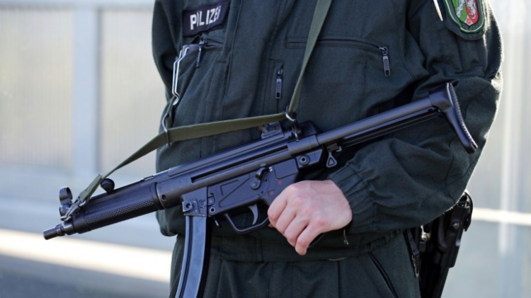 German police have arrested three Syrians over a foiled Islamic State plot