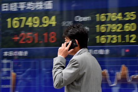 Nikkei hits 1-month high on weak yen