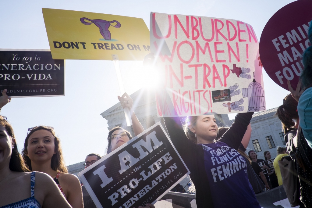 Supreme Court strikes down Texas abortion clinic regulations