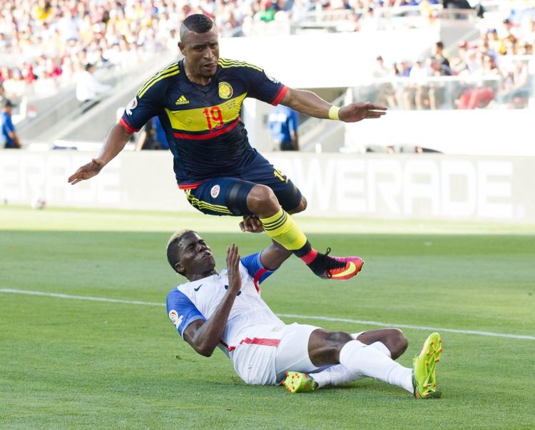 United States forward Gyasi Zerdes slide tackles Colombia defender Farid Diaz in the first half of the opening match of the Copa America Centenario