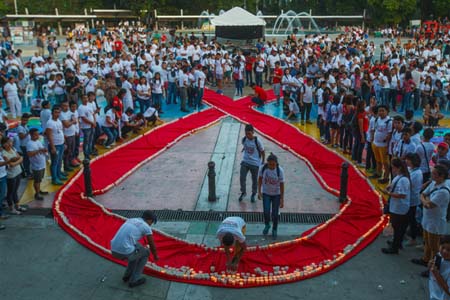 Volunteers light 1,638 candles at the Quezon Memorial Circle during the first AIDS Hour Saturday evening to remember the same number of Filipinos who died from the human immunodeficiency virus and acquired immune deficiency syndrome since 198