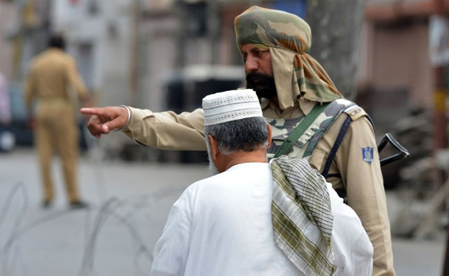 Separatists March Foiled In Kashmir Geelani Mirwaiz Detained