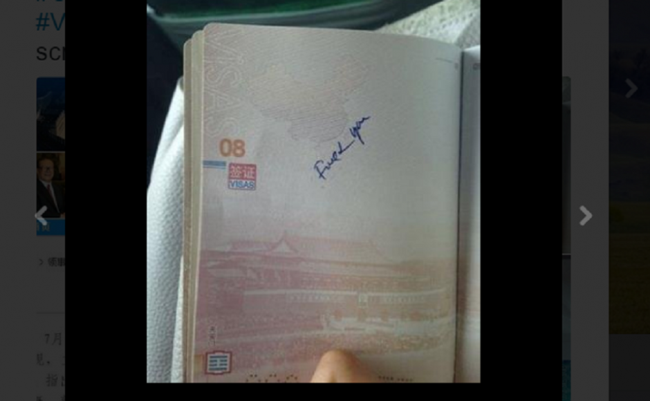 A woman from China claims a border staff in Vietnam had scribbled profane words on her passport. Image via @People's Daily China