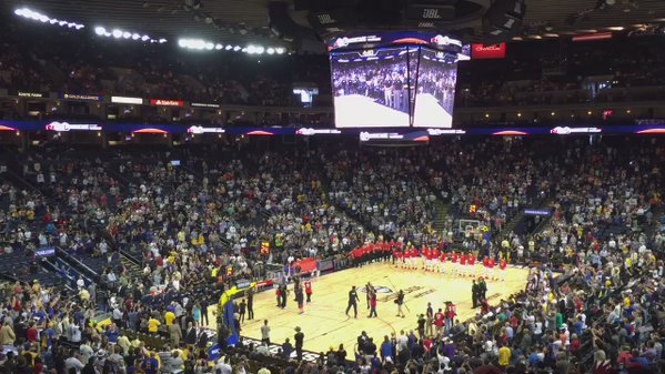 Kevin Durant gets a very warm welcome at Oracle Arena