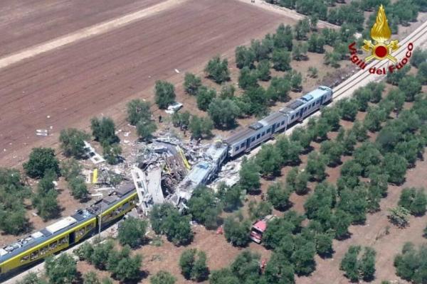 At least 10 killed in Italian train crash