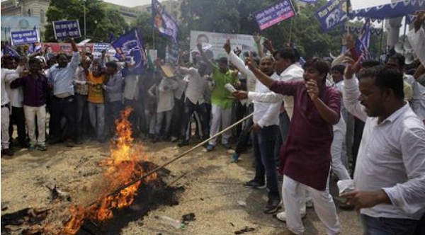 BSP workers staged a protest demanding the arrest of BJP leader Dayashanakar Singh