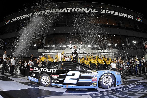 Brad Keselowski avoids major wreck for victory at Daytona