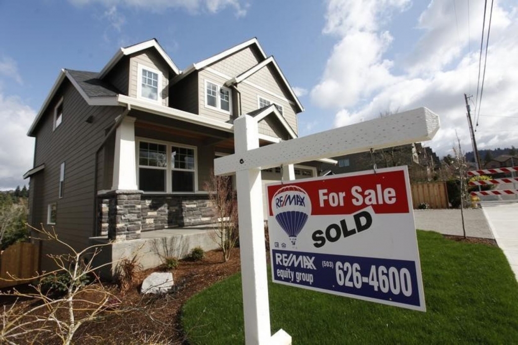 Pending home sales rise slightly in June