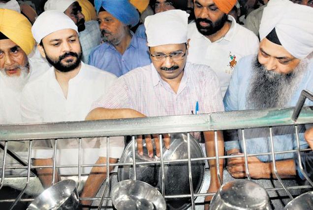 Delhi Chief Minister Arvind Kejriwal washes utensils as part of his
attempt to atone for the AAP's youth manifesto allegedly
disrespecting the Sikh religion in Amritsar on Monday