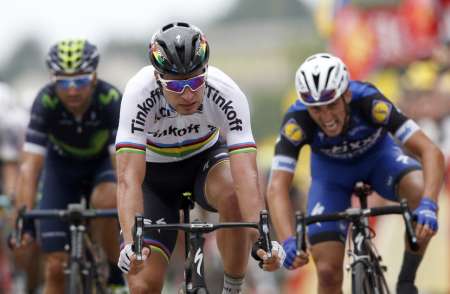 Tour de France: Mark Cavendish pipped to yellow jersey by Peter Sagan