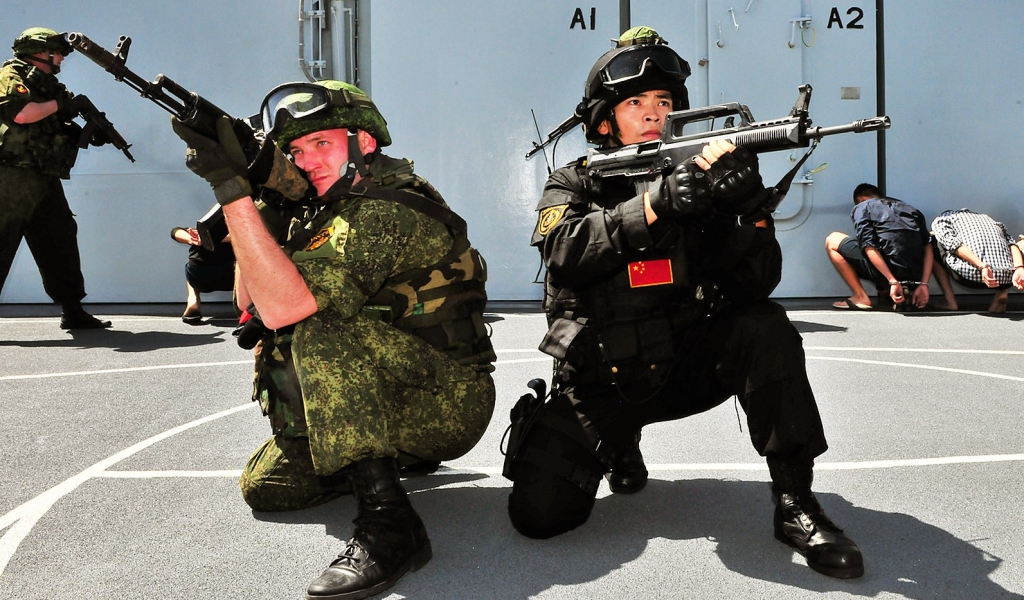 Chinese and Russian marines pose during Joint Sea 2015 exercise in the Mediterranean