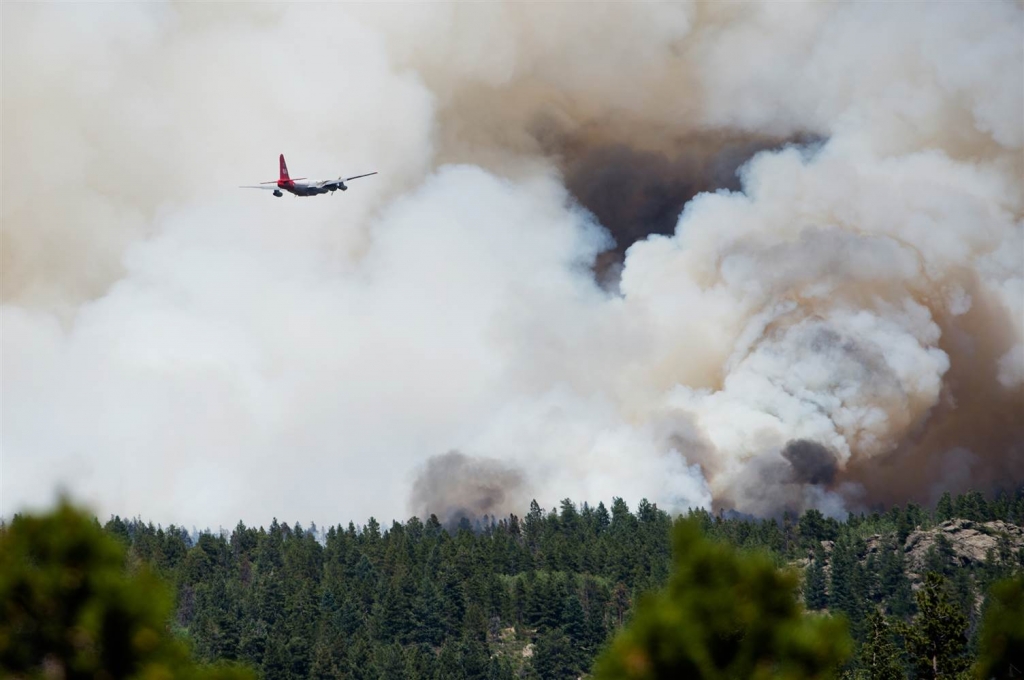 Image A plane approaches the Cold Springs fire