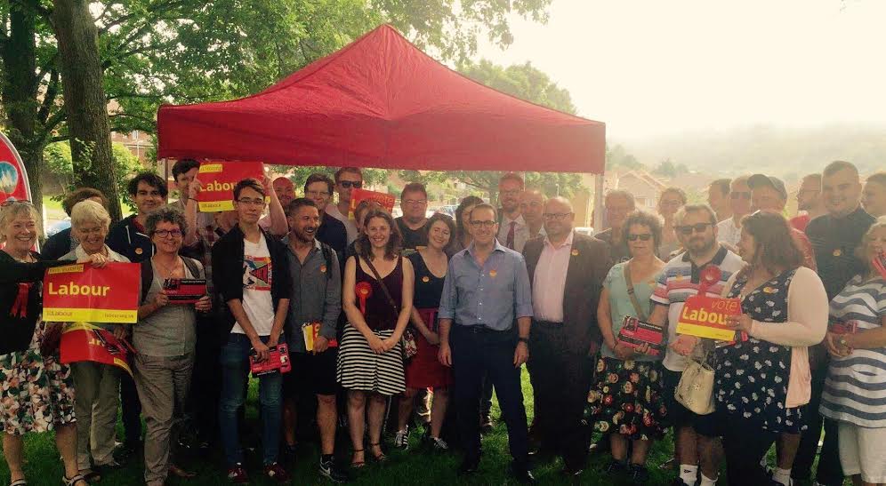 Owen Smith canvasses in the East Brighton by-election 20160723-3