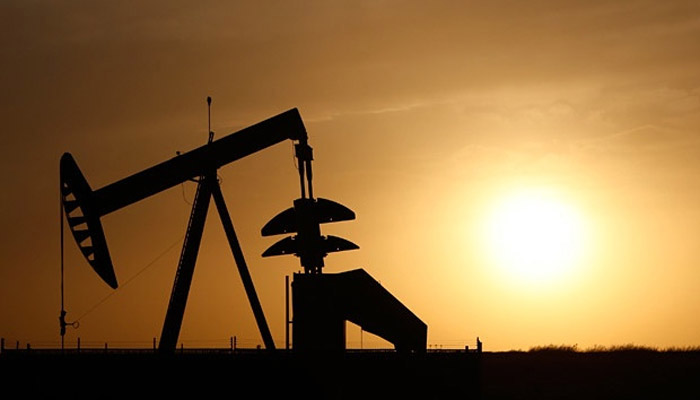 Oil prices dip in Asia as oversupply worries return