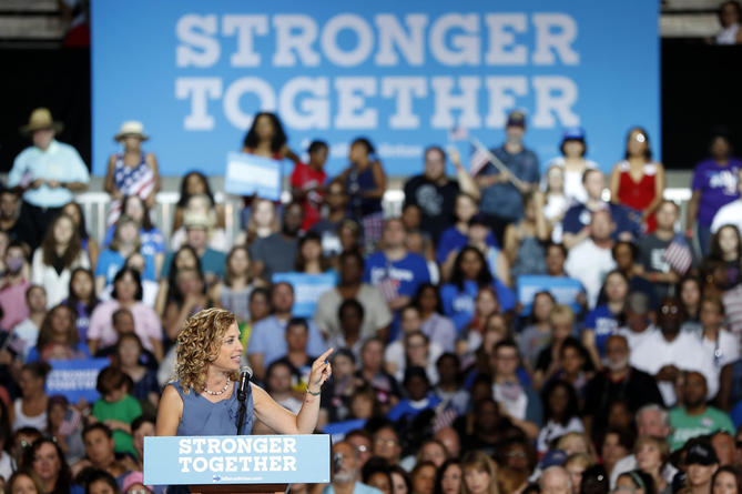 DNC Chairwoman Calls Sanders Aide 'Scummy' in Leaked Email