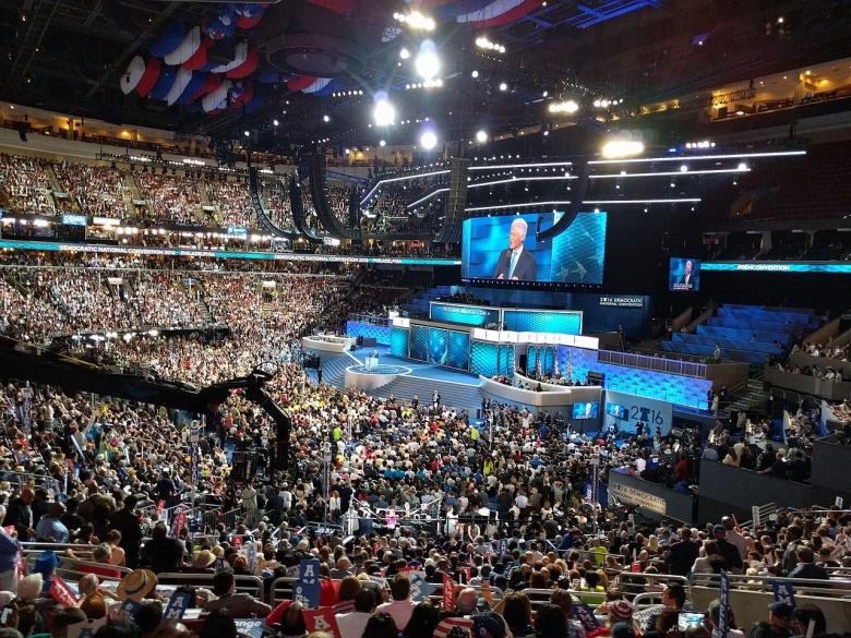 Image The convention floor at the Democratic National Convention during Bill Clinton's speech