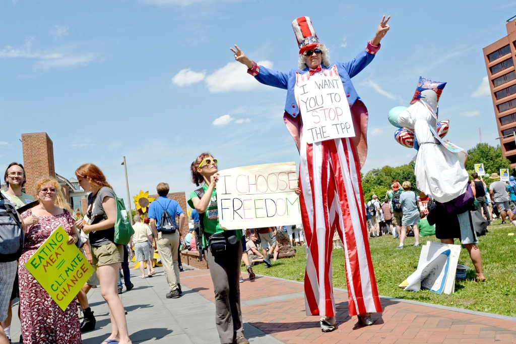 20160724mfdncloc03-2 Anti-fracking protesters march at Independence Hall in Philadelphia during a March for a Clean Energy Revolulion Sunday before the start of the Democratic National Convention