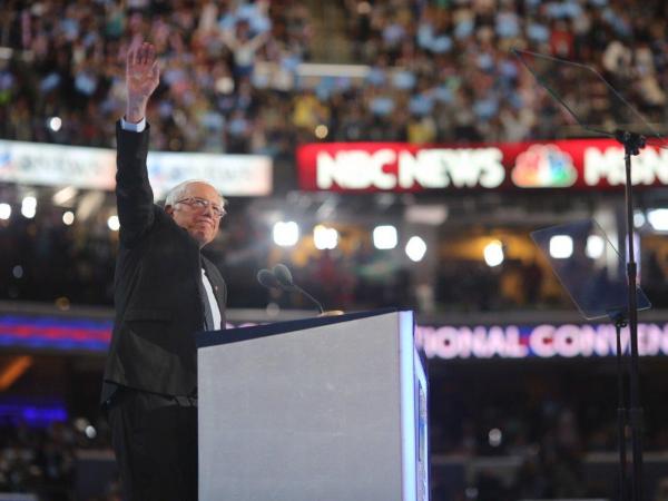 Bernie Sanders Elizabeth Warren Seek Unity After Divisive DNC Day 1