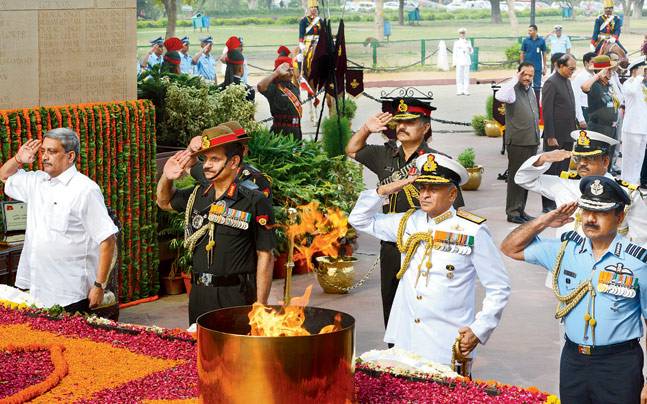 Manohar Parrikar pays homage at Amar Jawan Jyoti