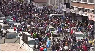 Zimbabwe Mugabe's supporters flood Harare in show of solidarity