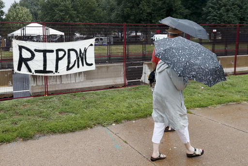 Police and protesters credited with restraint at convention