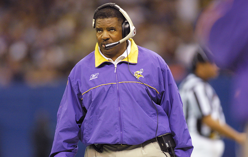 Dennis Green former coach of both the Minnesota Vikings and Arizona Cardinals over 13 NFL seasons has died from complications of cardiac arrest at the age of 67. 7 Oct 2001 Head coach Dennis Green of the Minnesota Vikings calls plays as his team is defe