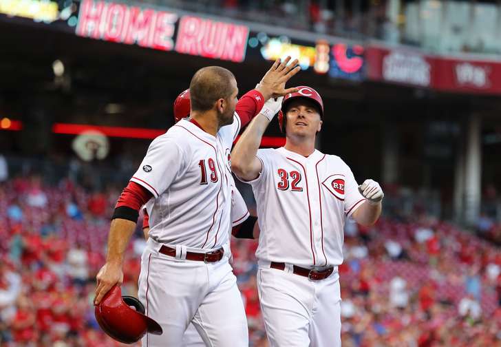 Reds beat slumping Diamondbacks, 6-2