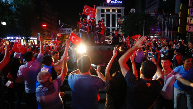 Tanks Protesters Take to Streets During Attempted Coup in Turkey