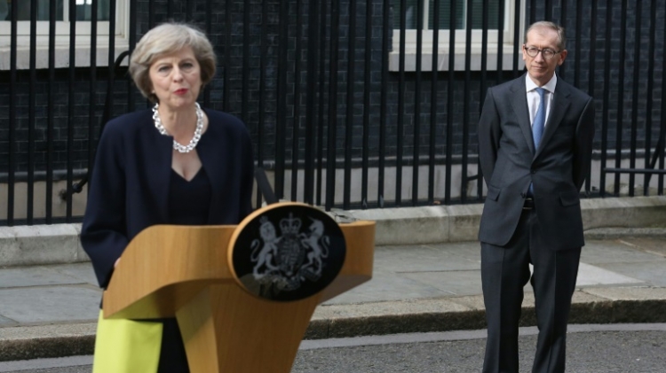 Theresa May lors de son discours prononcé devant le 10 Downing Street le 13 juillet 2016 à Londres. A droite son mari Philip Johnson