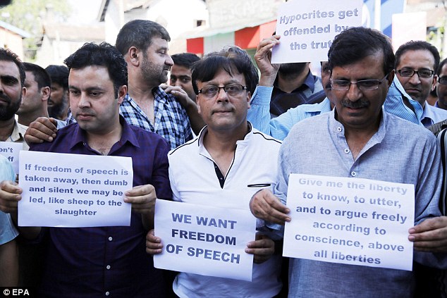 Fighting the media blackout Kashmiri journalists hold placards during a protest in Srinagar