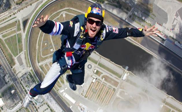 Daredevil to Jump Out of an Airplane at 25000 Feet without a Parachute