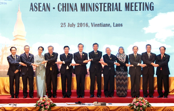 Foreign ministers of ASEAN member states and China at the ASEAN-China Ministerial Meeting in Vientiane Laos. — VNA  VNS