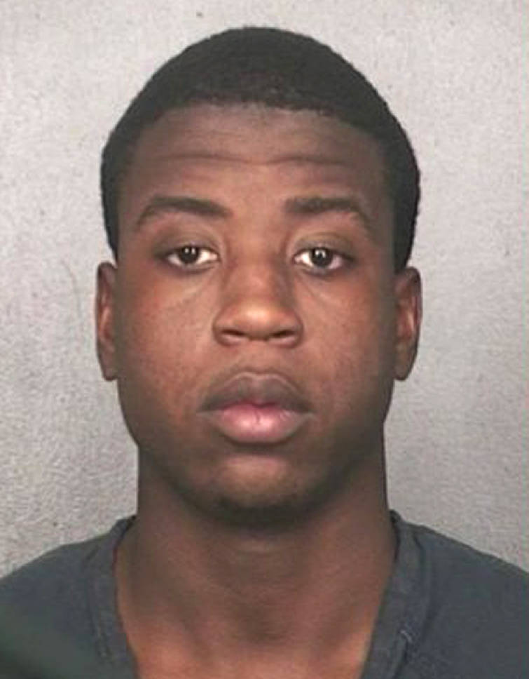 Florida murder suspect escapes from custody inside courthouse after removing his shackles