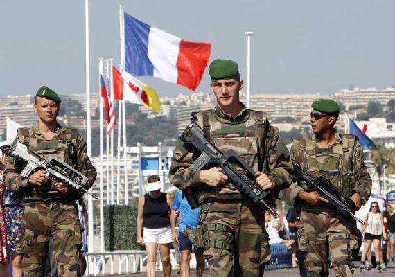 Soldiers patrols on the Promenade des Anglais