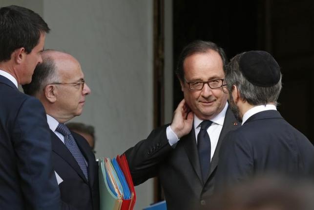 French President Francois Hollande speaks with France's Chief Rabbi Haim Korsia, Interior Minister Bernard Cazeneuve and Prime Minister Manuel Valls after a meeting with the French President and representatives of religious communities