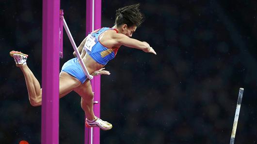 Russia's Yelena Isinbayeva fails to clear the bar in the women's pole vault final during the London 2012 Olympic Games at the Olympic Stadium