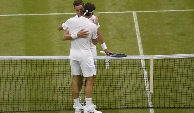 Federer plays cameo role to end Willis fairytale