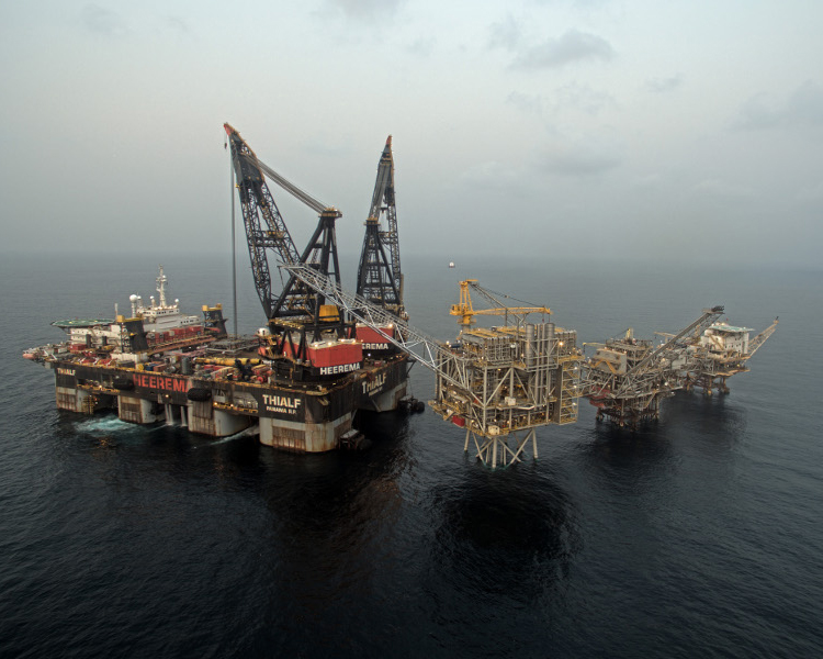 Image of the installation of Alba's topsides from Heerema