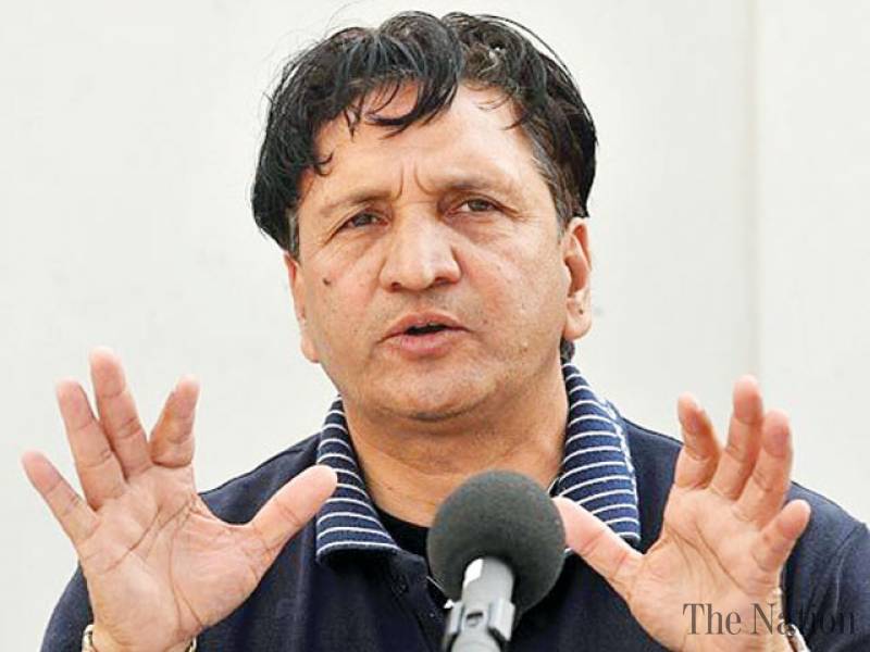 Qadir asks PM to take action against PCB for insulting players