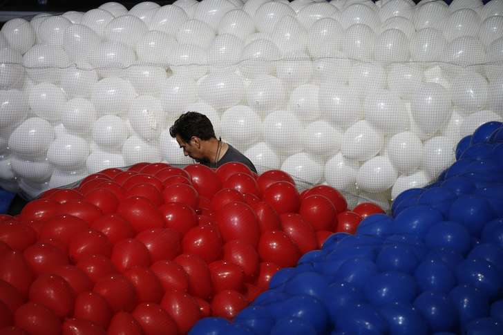 JOSH HANER 
 

 
A man sets up balloons for the Democratic National Convention at the Wells Fargo Center in Philadelphia