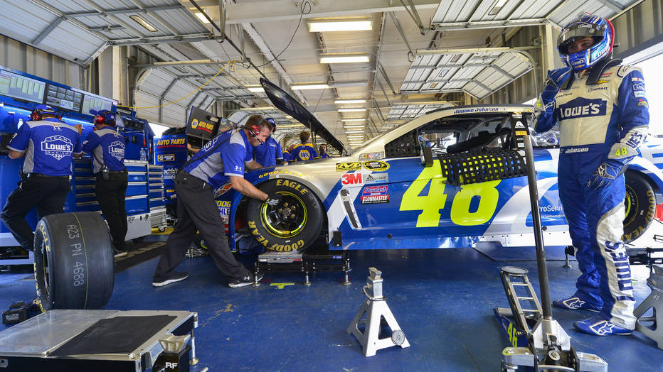 Jimmie Johnsons NASCAR struggles at Kentucky continue with practice crash