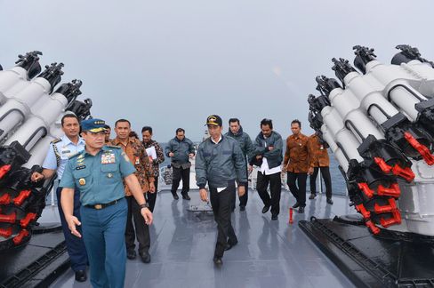 Joko Widodo aboard an Indonesian warship in Natuna on June 23