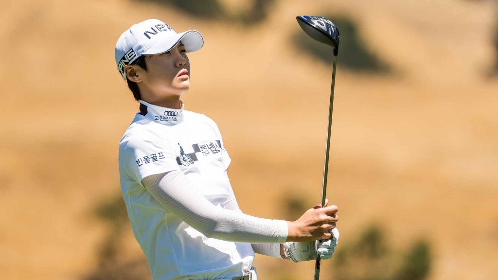 Lee ties record with her 8-under