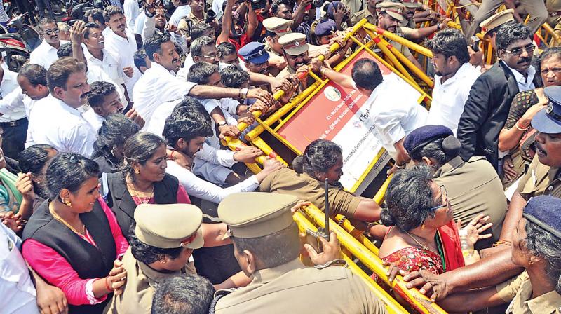 Tamil Nadu Striking lawyers create fracas