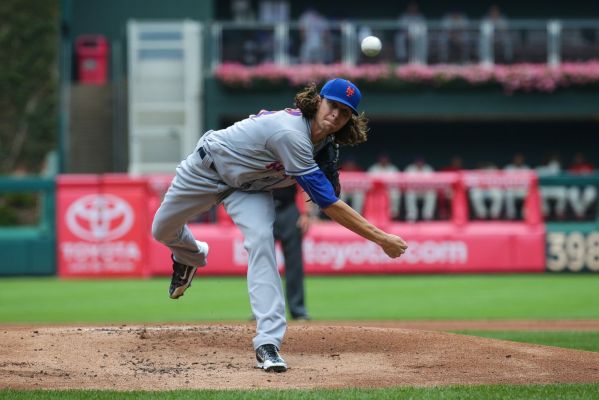 Jacob de Grom of the New York Mets throws