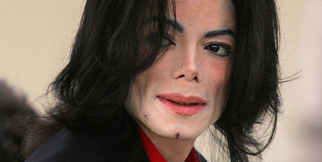 SANTA MARIA- MARCH 24 Singer Michael Jackson arrives at the Santa Barbara County Courthouse on day 19 of his child molestation trial