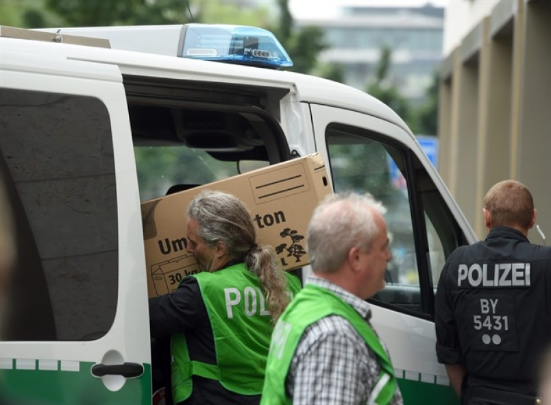 Police 'expecting multiple dead' after Munich shopping centre shooting