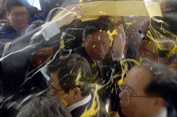 Eggs thrown at South Korean PM Hwang Kyo-ahn in missile defence system protest