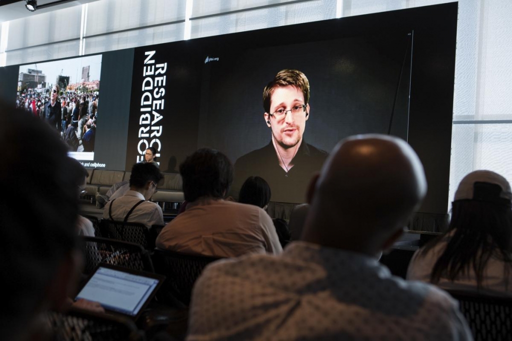 Snowden designs iphone anti-snitching device