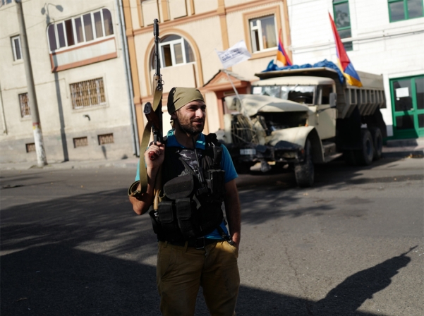 Armenia: Barricaded gunmen deny killing police officer